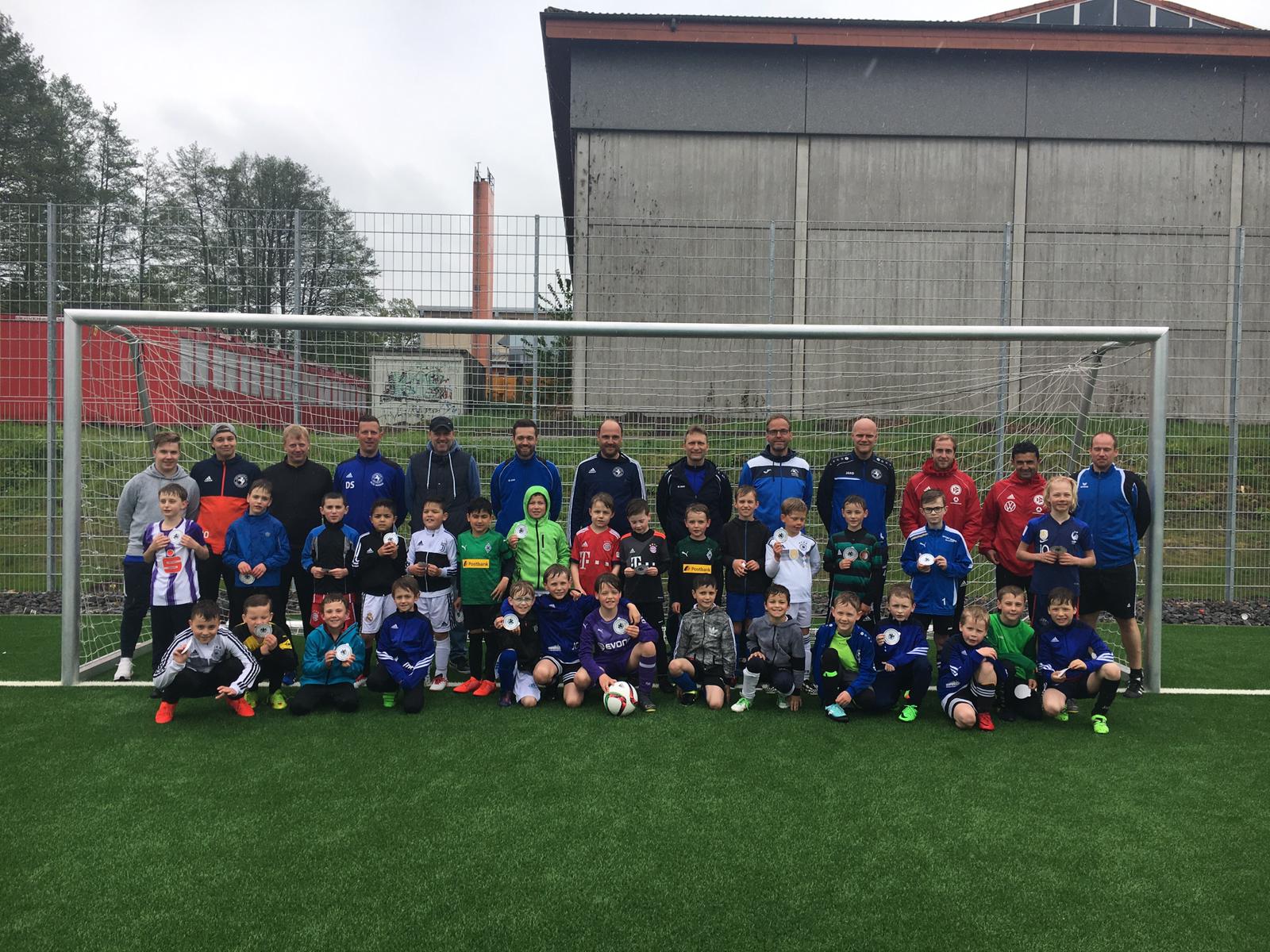 Unsere TSV-Trainer, die Kids der F-Jugend und die beiden DFB-Trainer (rote Jacken)