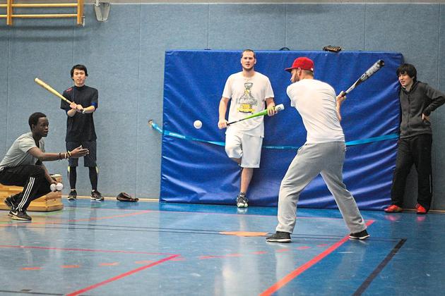 Baseball ist ein neues Angebot bei Westfalia Westerkappeln. Coach Robert Schenkelberger (mit Mütze) gibt im Training Anleitungen.