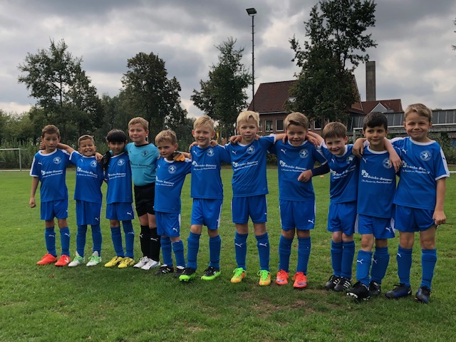 Durften als erstes Team überhaupt auf dem neuen Kunstrasen spielen: unsere F2