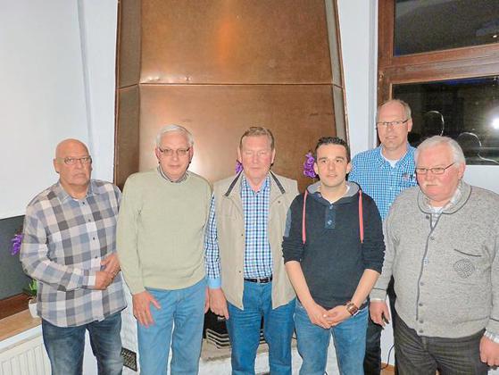 Jubilarehrung-Vorsitzender-Wolf-Haeke-links-und-sein-Stellvertreter-Rainer-Budke-2.-von-rechts-ehrten-von-links-Reiner-Beimdiek-Friedhelm-Sie image 630 420f wn