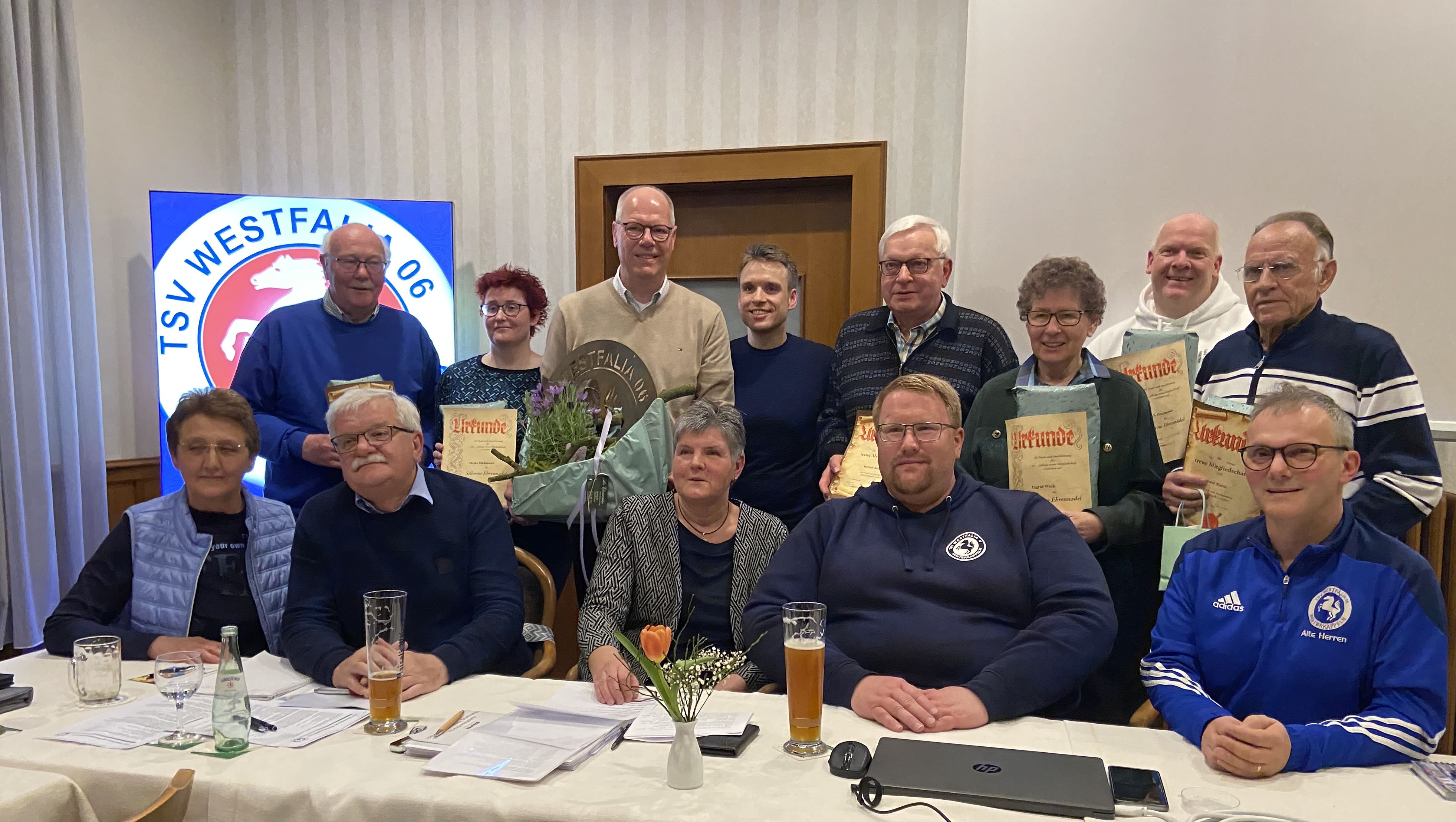 Die Vorsitzenden und die Jubilare: (stehend von links) Manfred Engel, Maike Diekmann, Vorsitzender Rainer Budke, stellvertretender Vorsitzender Jan Haferland, Reiner Beimdiek, Ingrid Weck, Ulrich Olschewski und Werner Korte. Sitzend der Vorstand (v.l.) Anita Spellmeyer, Bernard Finger, Doris Bettenbrock, Kassenwart Christian Cizelsky und Christian Herden. Jahreshauptversammlung: Rainer Budke ist neuer Vorsitzender