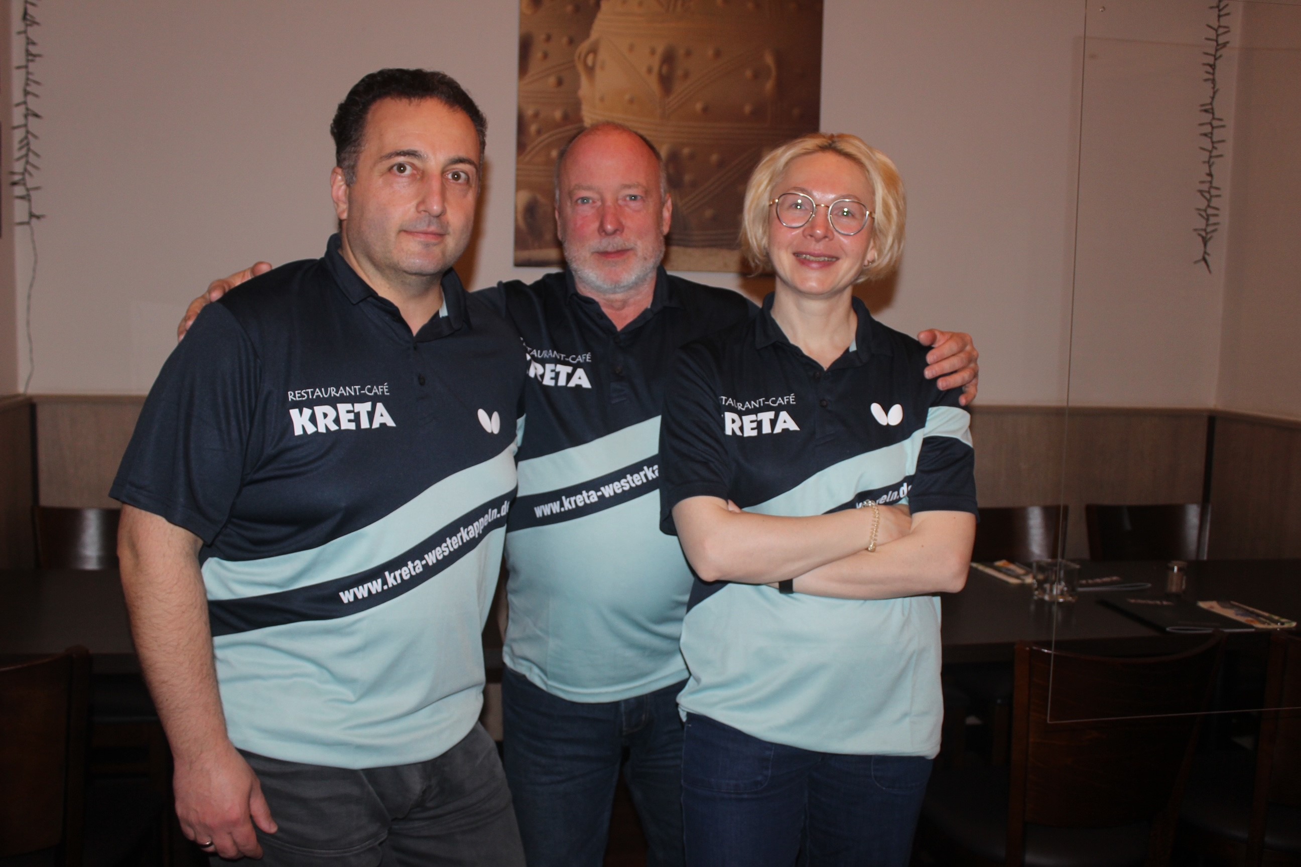 Spartenleiter Werner Elstrodt (Mitte) bedankte sich mit der Übergabe von zwei Trikots bei Pantelis „Lucky“ Karalazos und dessen Frau Tanja vom Restaurant Kreta für die finanzielle Unterstützung bei der Anschaffung neuer Trikots. 