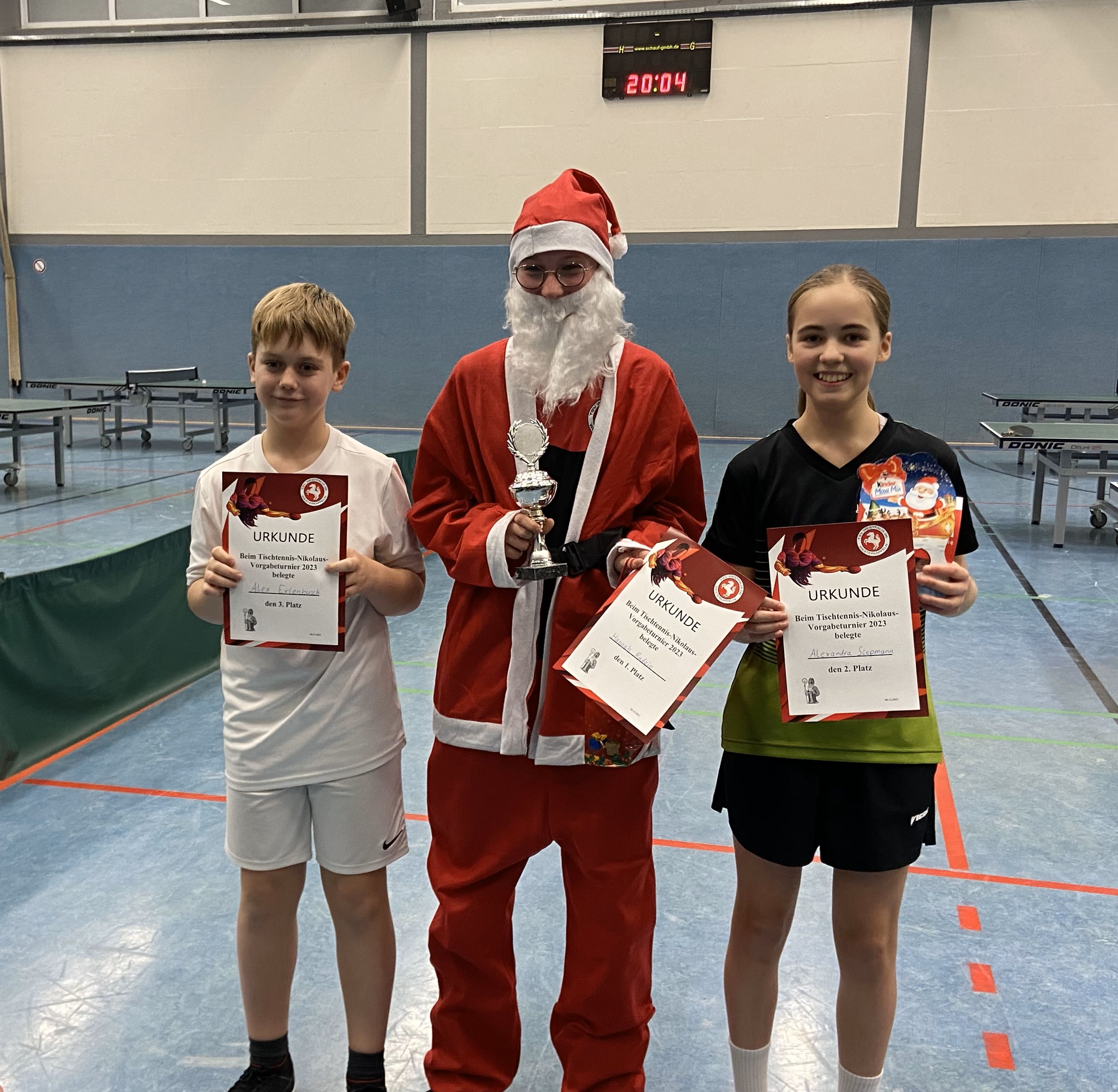 Schon zum 2IMG E66440. Mal fand das traditionelle Nikolaus-Vorgabeturnier der Tischtennisabteilung statt. Diesmal setzte sich am Ende Hannah Rudzio aus der 1. Jugendmannschaft unter den 32 Teilnehmern durch.  Für die Schüler*innen und Jugendlichen war dieses Turnier der perfekte Ort, um gegen die Damen und Herren der Tischtennisabteilung zu gewinnen. TT: Ho ho ho – Nikolausturnier 2023 der Tischtennisabteilung