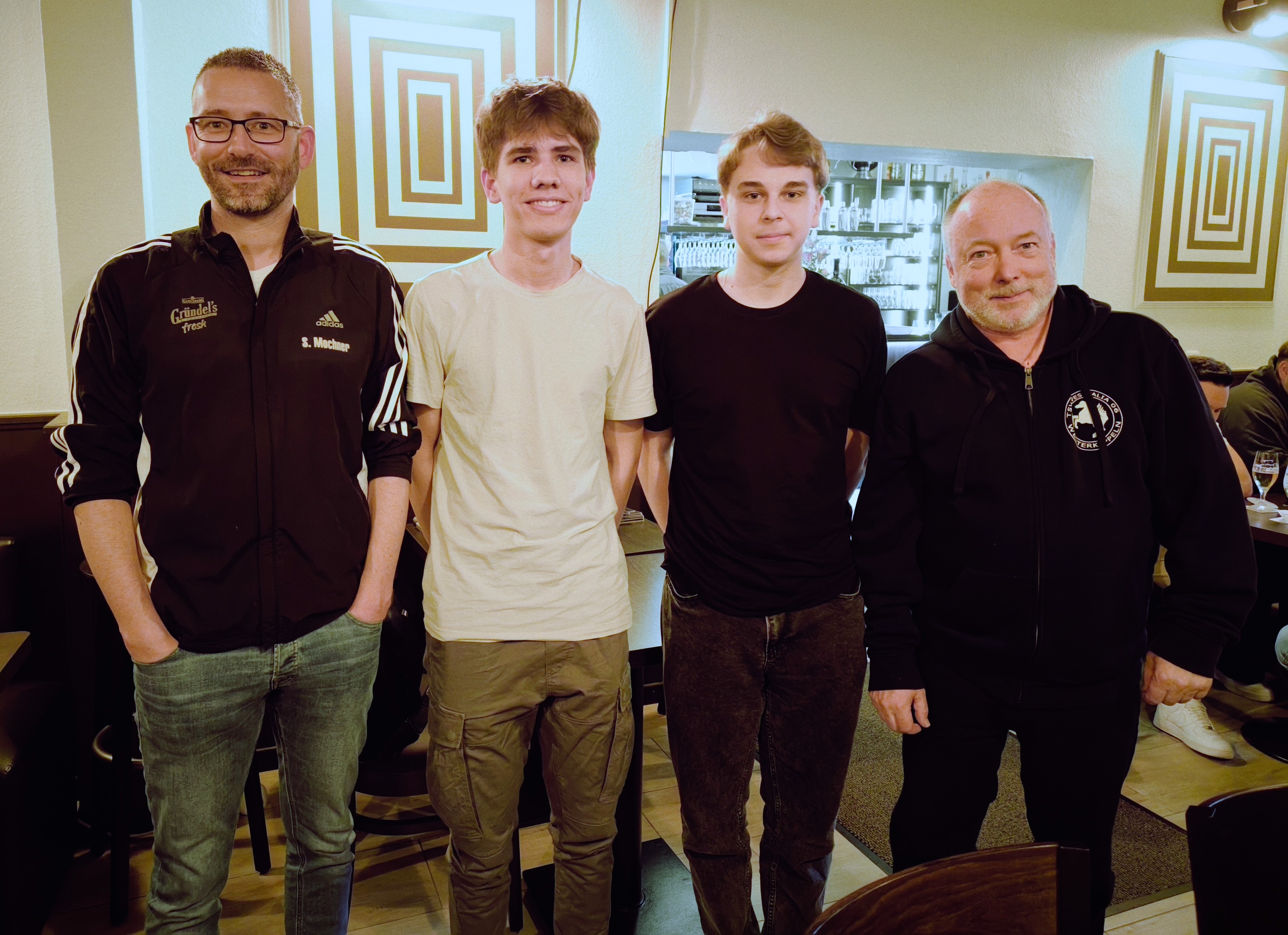 Neue und alte Gesichter im Vorstand der Tischtennisabteilung: Sascha Mochner (von links) kehrt als Sportwart zurück, Jannis Icken und Leon Feder übernehmen Verantwortung, Werner Elstrodt bleibt Spartenleiter.  TT: Abteilungsversammlung - Sascha Mochner wieder Sportwart