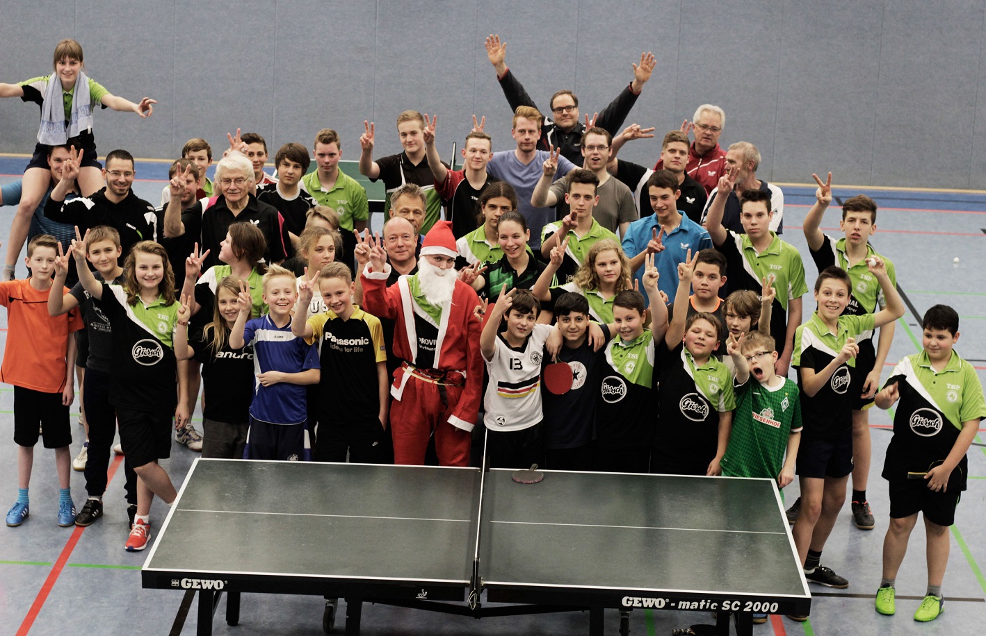 die 48 Teilnehmer sorgten für eine volle Halle am Freitagabend.