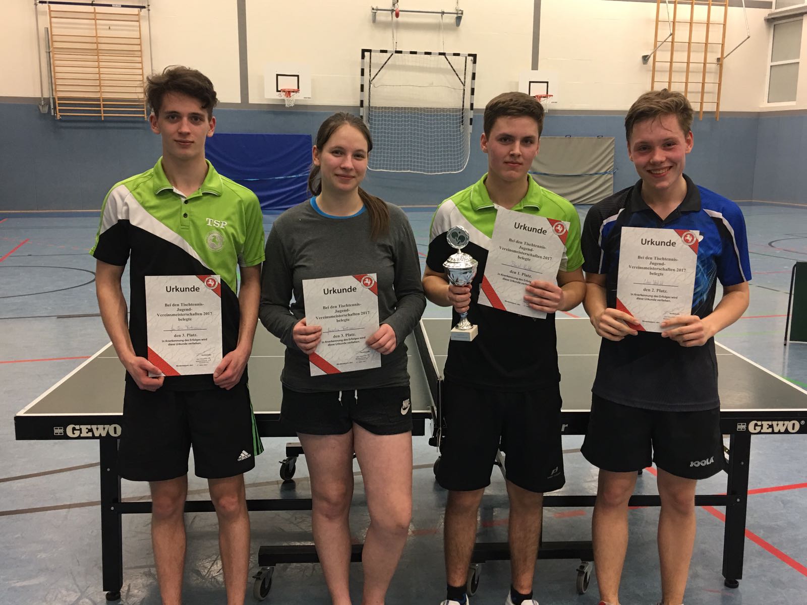 die Platzierten von links: Jan Eric und Jacqueline Fortmann (je 3. Platz), Daniel Kodde (Sieger) und Lukas Voskuhl (Zweiter)